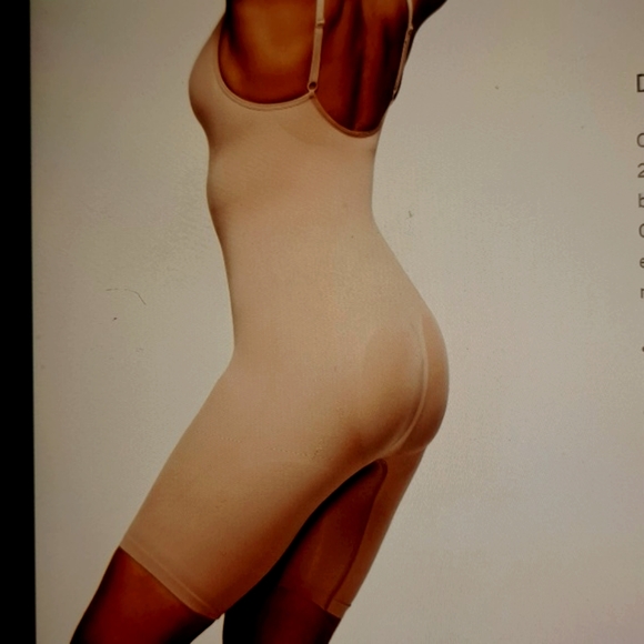 XLARGE    SKIMS SEAMLESS SCULPTING MID THIGH  BODYSUIT. - Picture 2 of 9